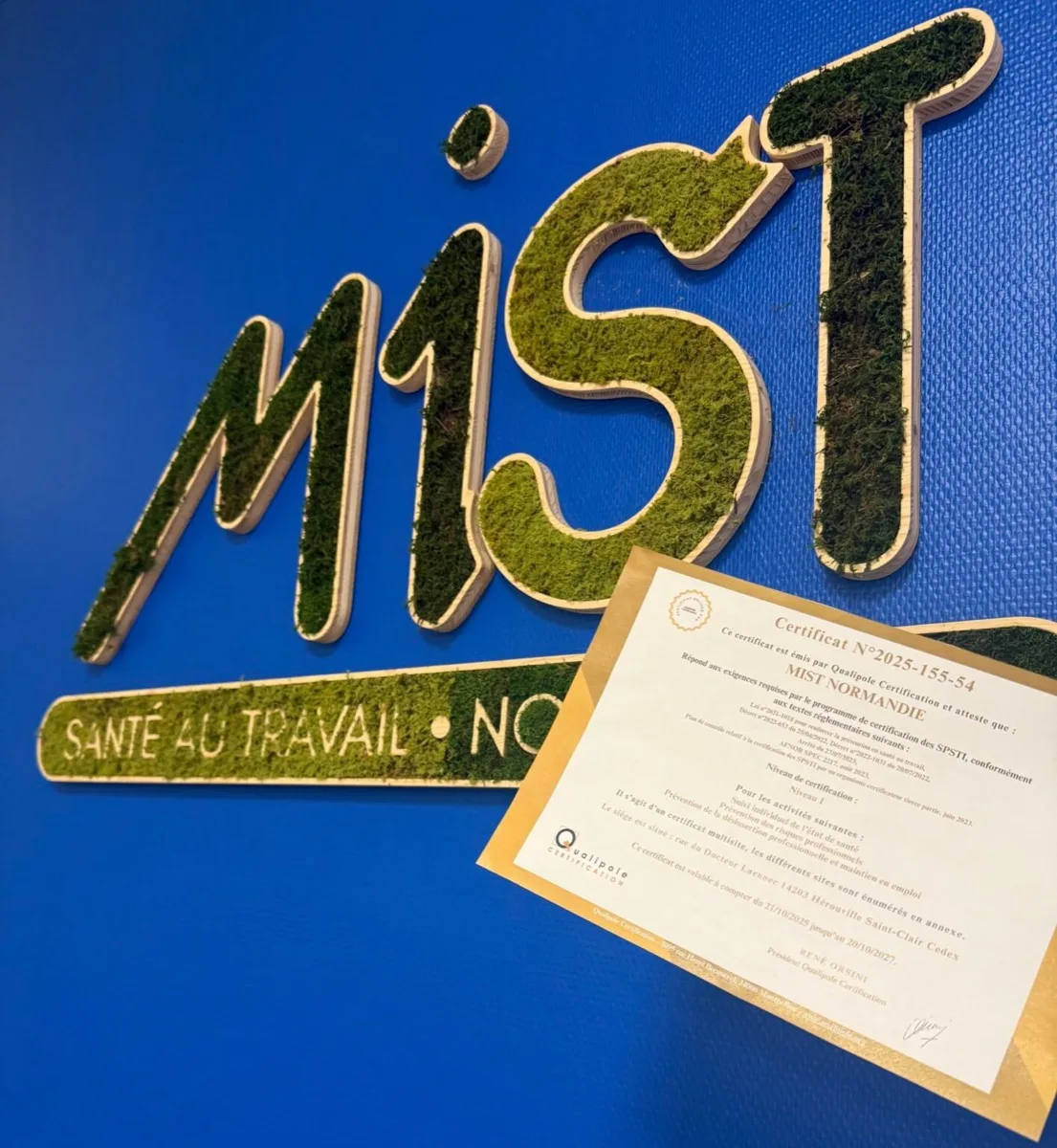 Le certificat AFNOR SPEC 2217 de MIST Normandie, posé devant le logo végétal du siège